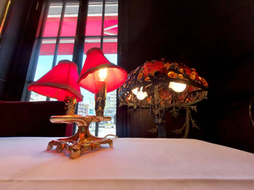 カフェフランセユキのテーブル、アンティーク調シェードランプ